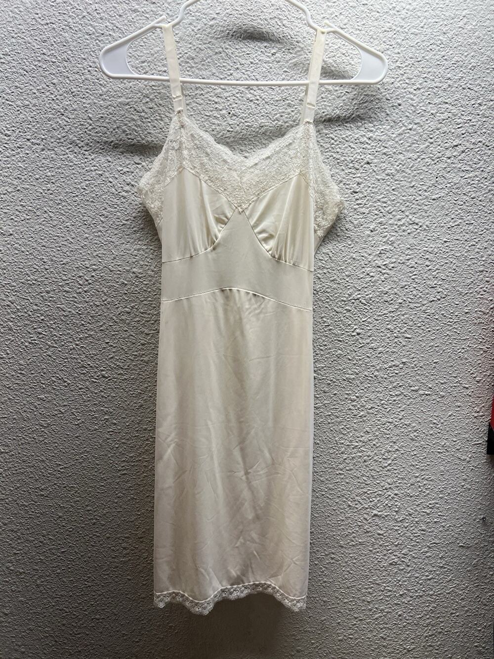 Vintage Ladies Full Slip Nylon Ivory Lace Size Small (Flaw)
